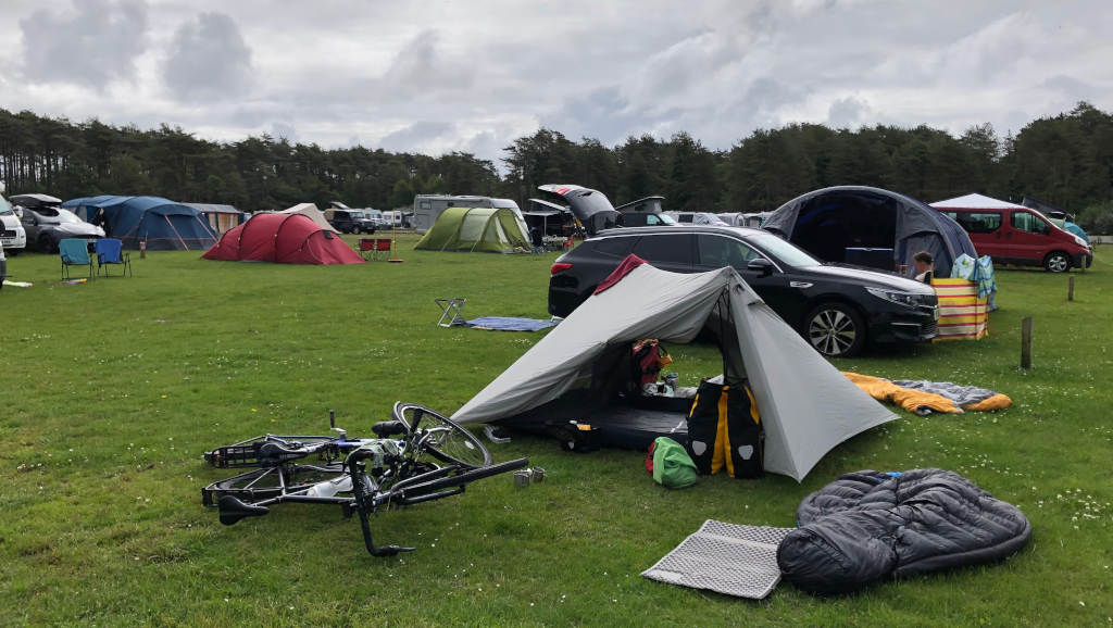 Unser Zelt auf einem Campingplatz voller Autos und Familienzelten