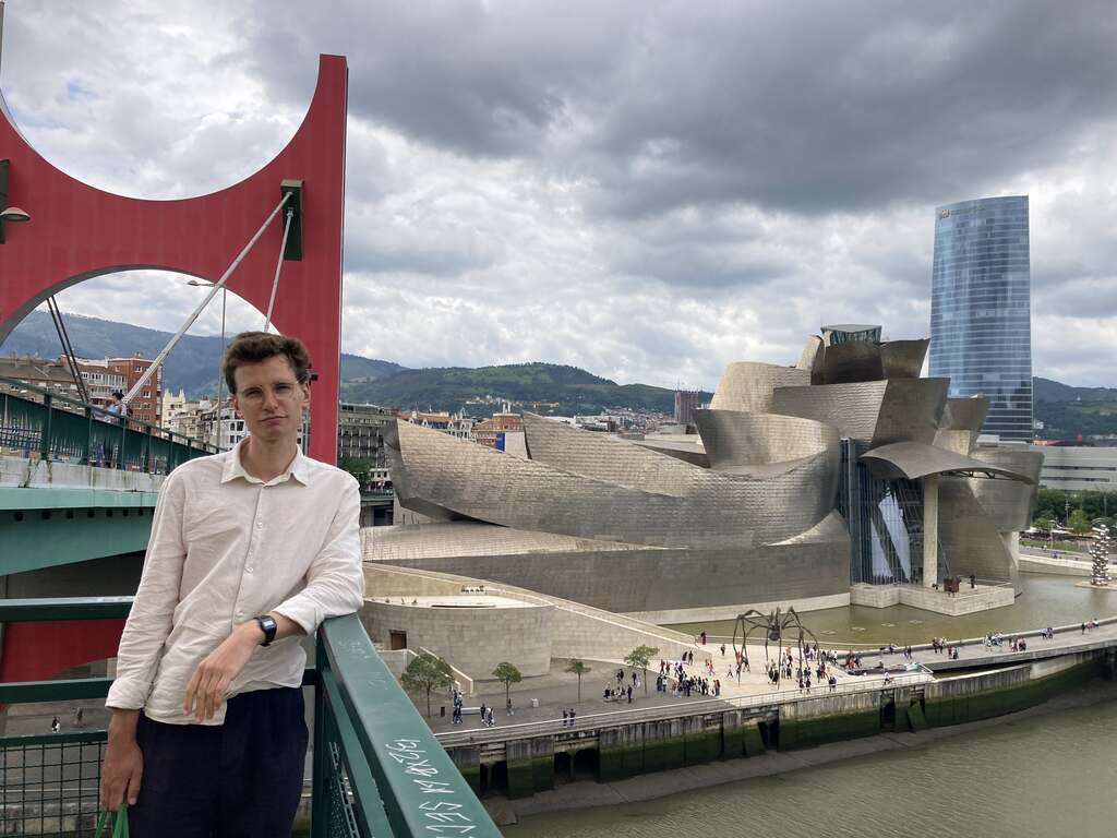 Eli steht auf einer Brücke vor dem Guggenheimmuseum von Bilbao
