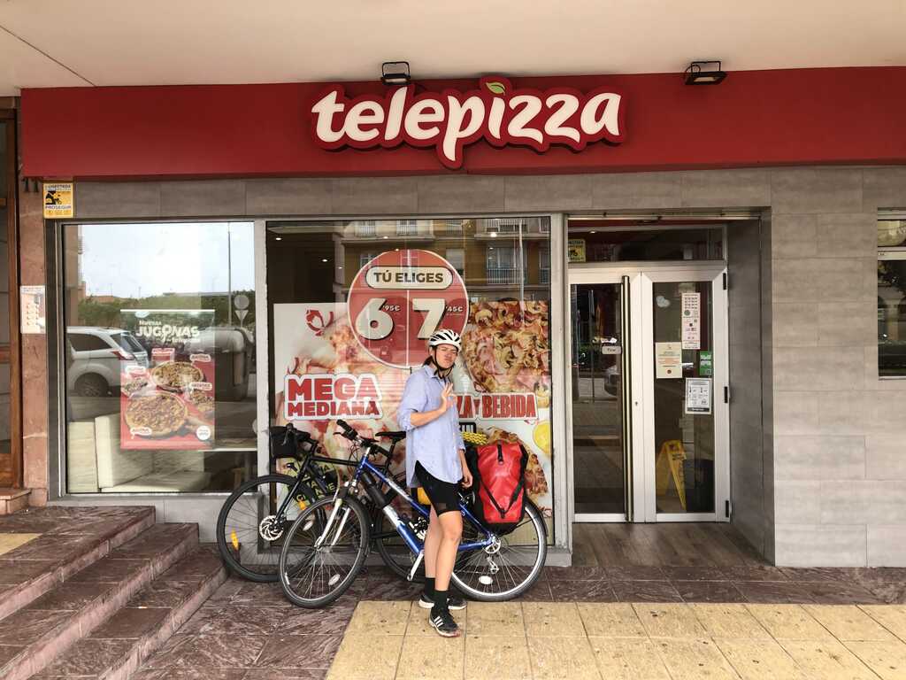 Kathi zeigt Zustimmung vor einer Filiale von Telepizza