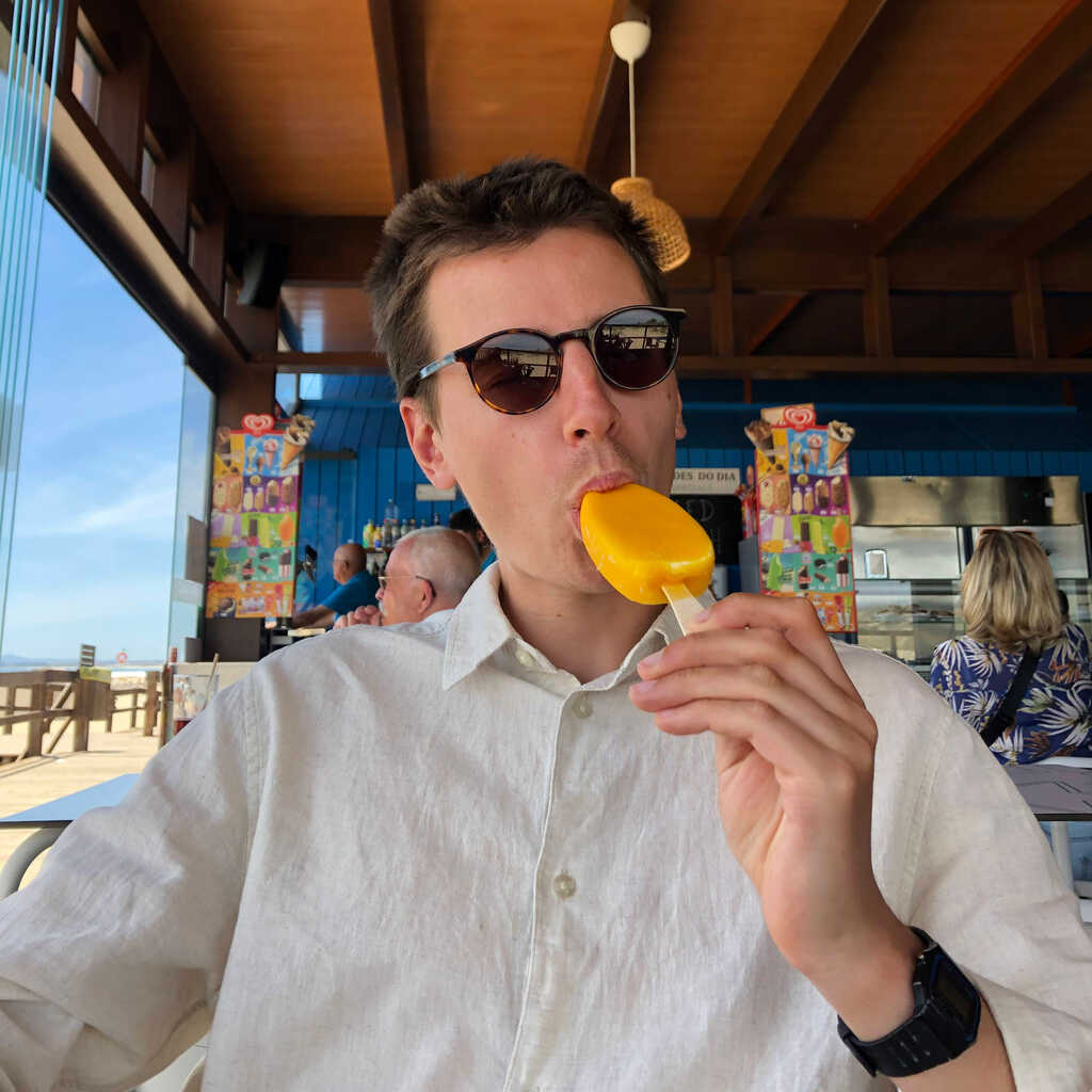 Eli isst ein Solero Exotic in einer Strandbar