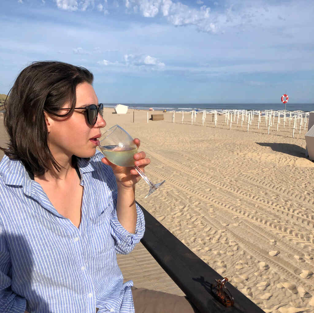 Kathi trinkt ein Glas Vino Verde am Strand