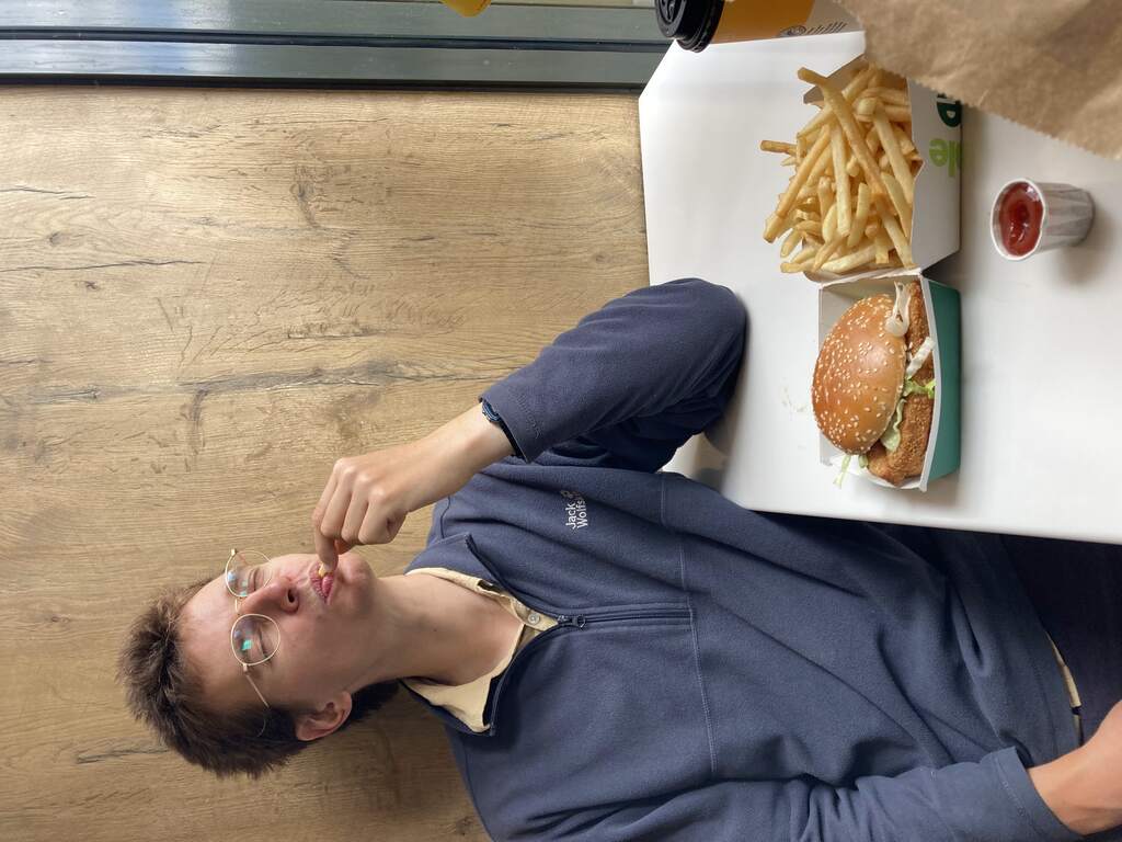 Eli beim McDonalds mit Pommes und Burger