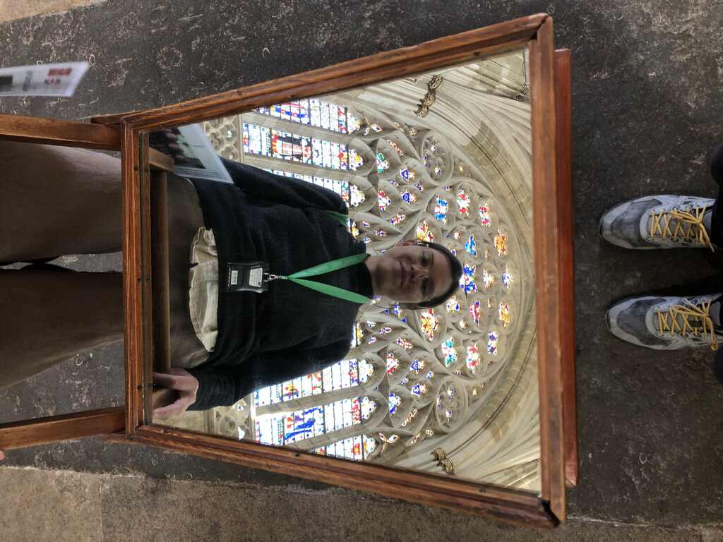 Kathis Spiegelbild in der Kathedrale