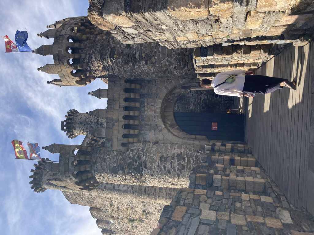 Eli geht über die Zugbrücke einer mittelalterlichen Burg