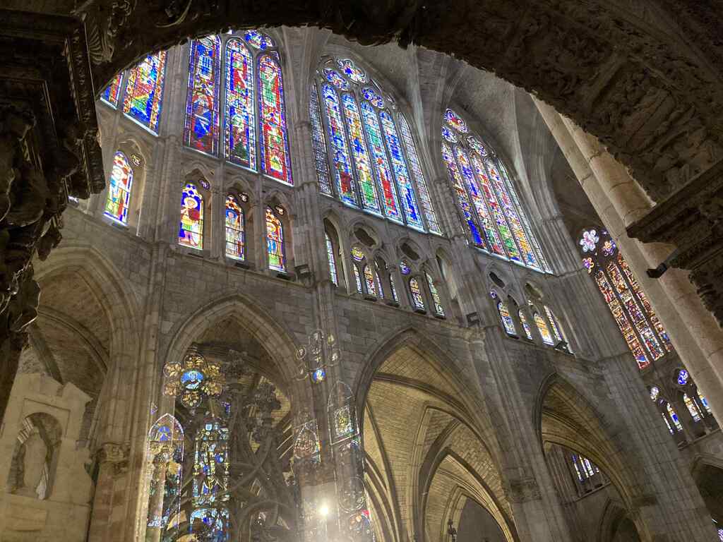 Innenansicht und Bleiglasfenster der Kathedrale von León