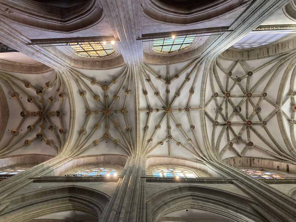 Das Gewölbe einer Kathedrale
