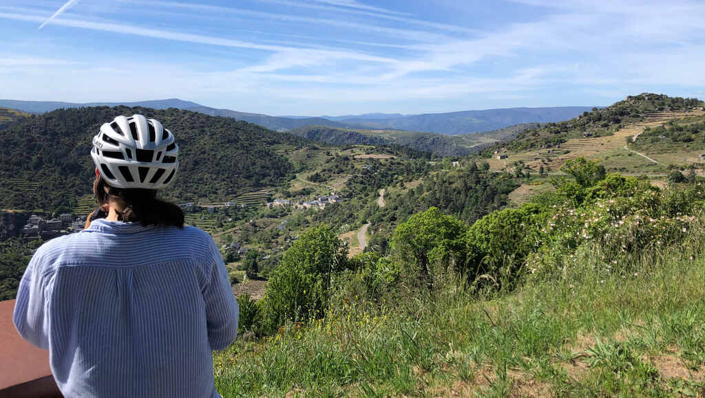 Kathi blickt weit über bewaldete Hügel