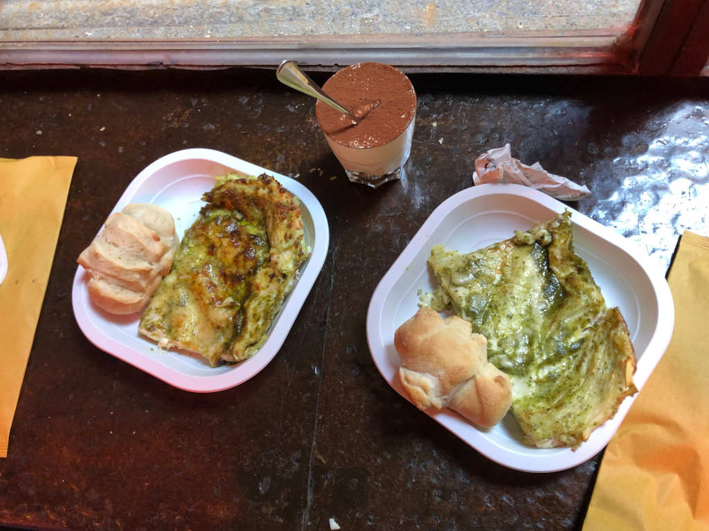 Zwei Teller Lasagne al Pesto und ein Tiramisu