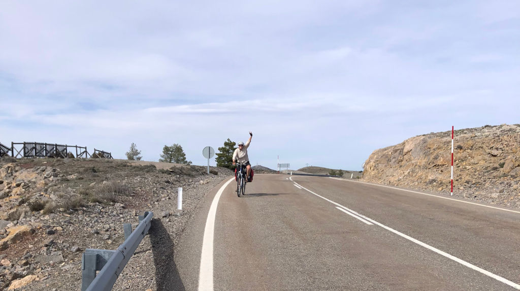 Kathi winkt vor der Abfahrt nach Teruel