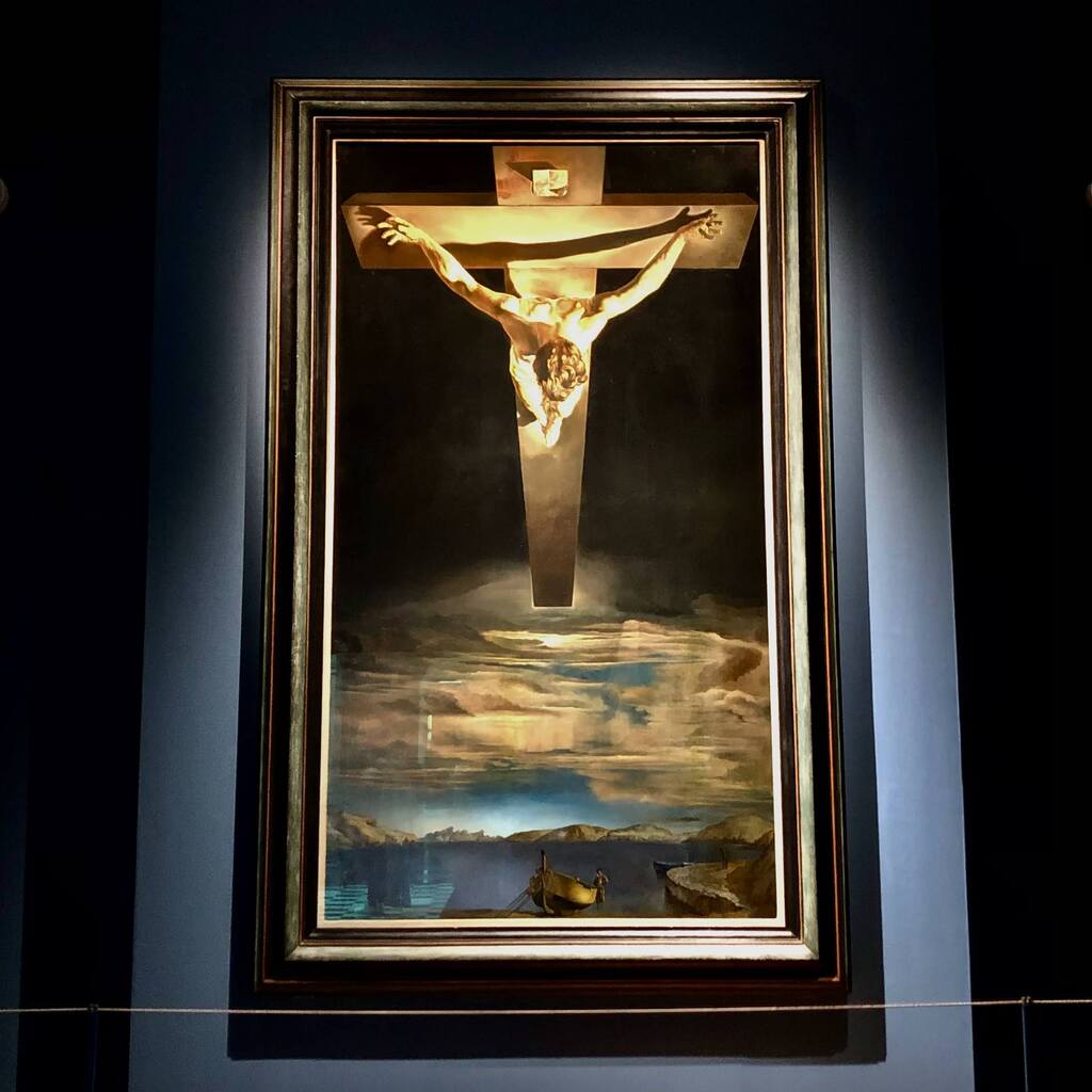 Gemälde des Jesus am Kreuz aus der Perspektive über dem Kopfe Jesu