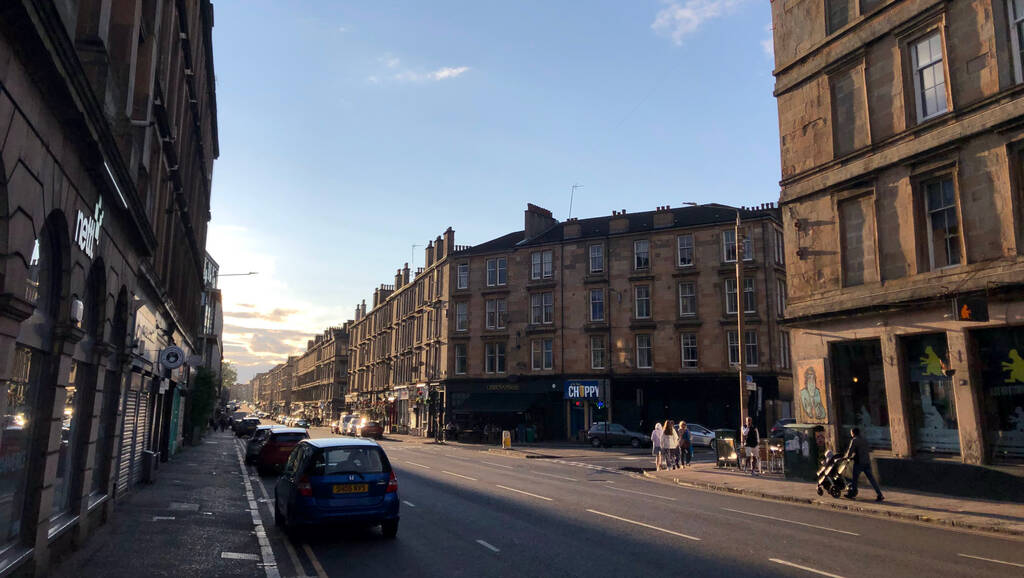 Eine Straße mit Sandsteinfassaden auf die die Abendsonne fällt