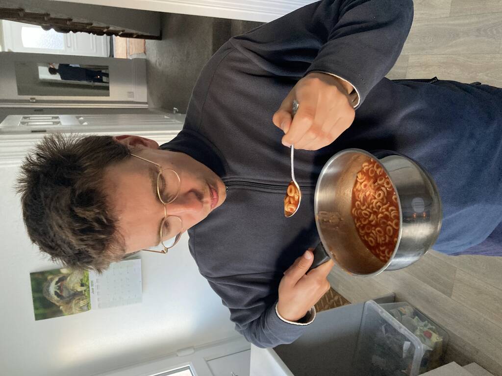 Eli isst Spaghetti Loops aus einem Topf
