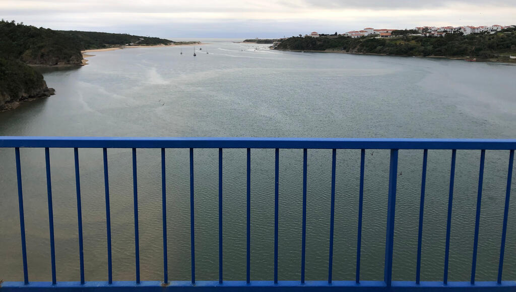 Blick von der Brücke über den Rio Mira nach Vila Nova