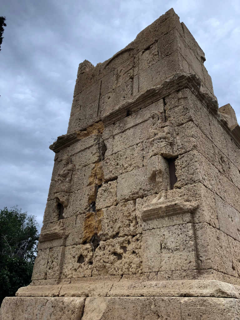 Nahaufnahme der beiden Statuen auf der Torre dels Esciptions