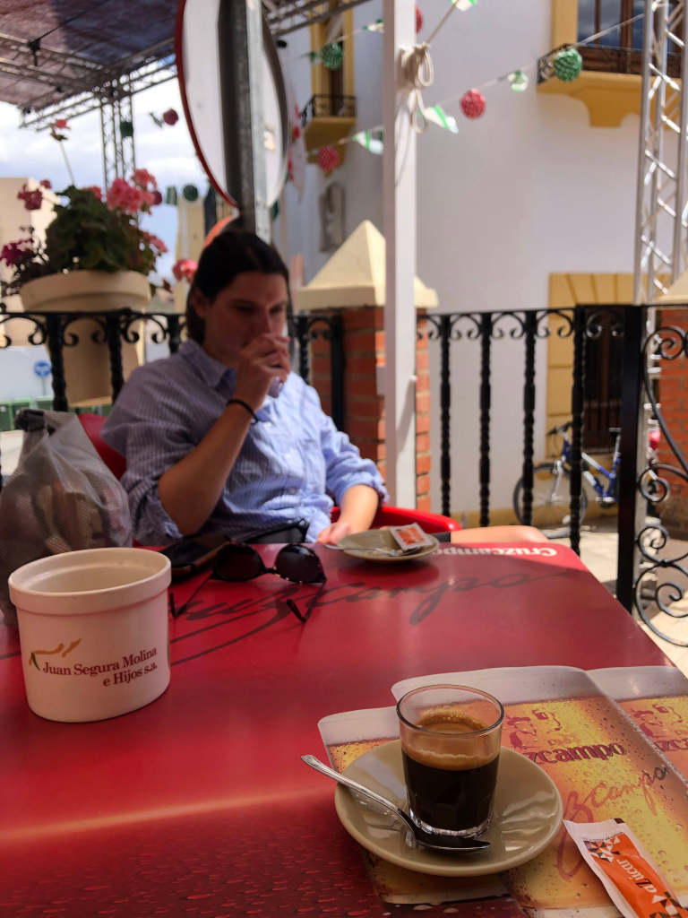 Kathi trinkt Kaffee in Canjáyar