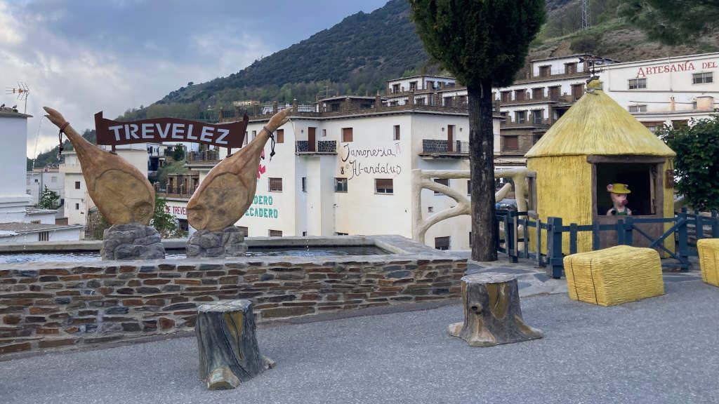 Dorfbrunnen aus Schinkenstatuen in Trevelez