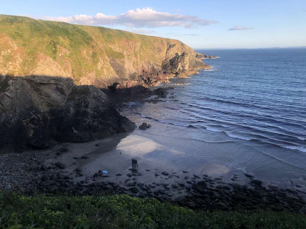 Eine Bucht zwischen Steilklippen in der Abendsonne