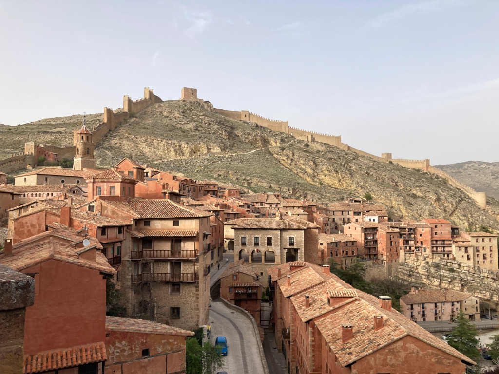 Häuser und Stadtmauer von Albarracin