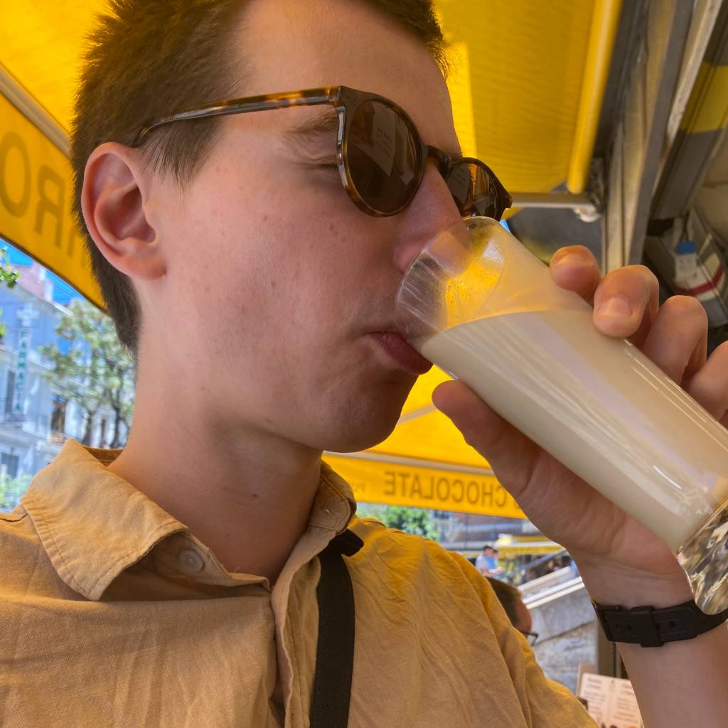 Eli trinkt ein Glas Horchata