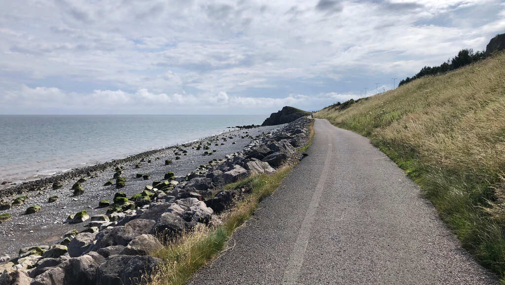 Ein Radweg einen steinigen Strand entlang