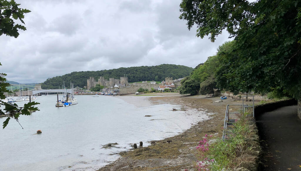 Am Ende einer kleinen Bucht mit einigen Segelschiffen eine mittelalterliche Burg