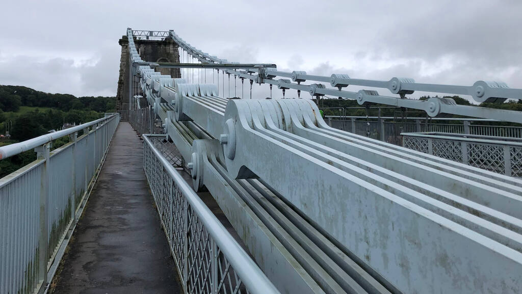 Nahaufnahme der Kettenglieder einer hellgrauen Kettenbrücke