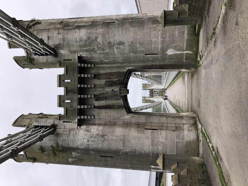 Eine Kettenbrücke führt zu einer mittelalterlichen Burg hin