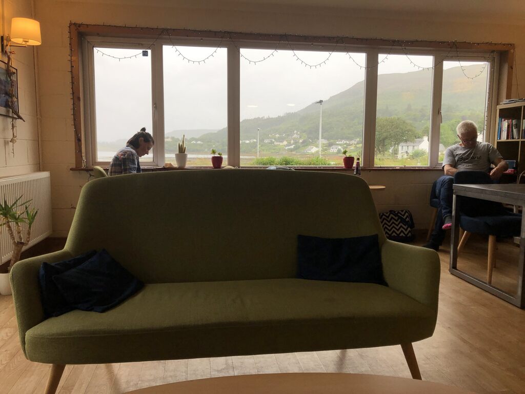 Ein Sofa in einem Wohnzimmer mit breiter Fensterfront