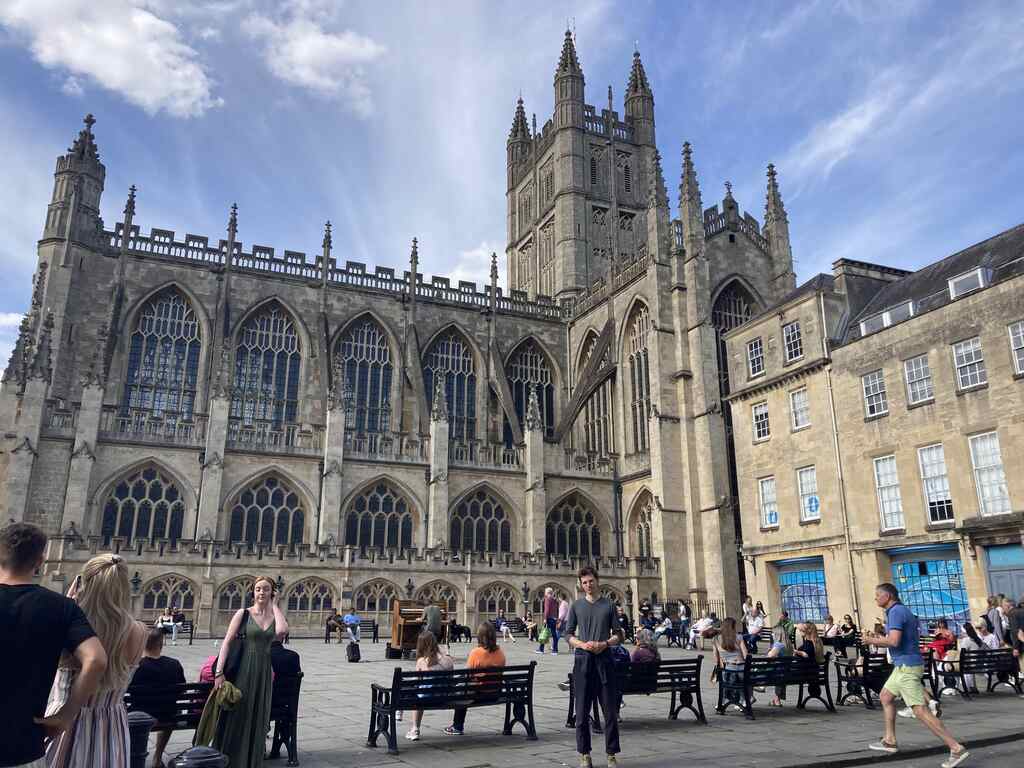 Eli steht vor der Kathedrale von Bath