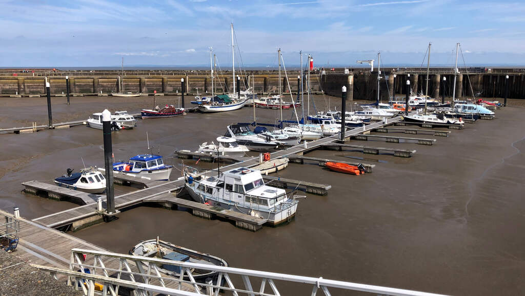 Boote liegen auf Grund in einem Hafen ohne Wasser