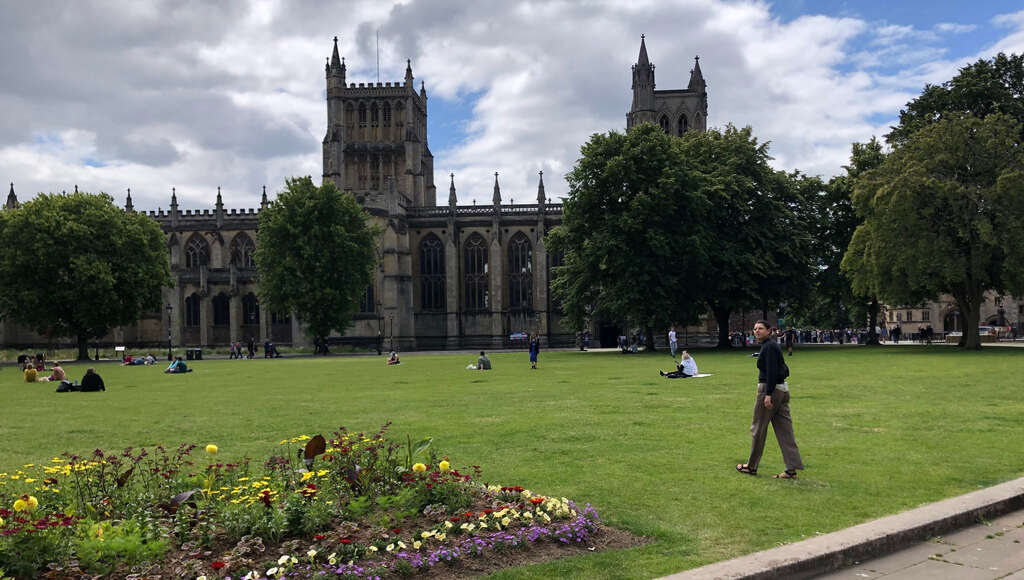 Kathi geht über eine Wiese zur Kathedrale von Bristol hin