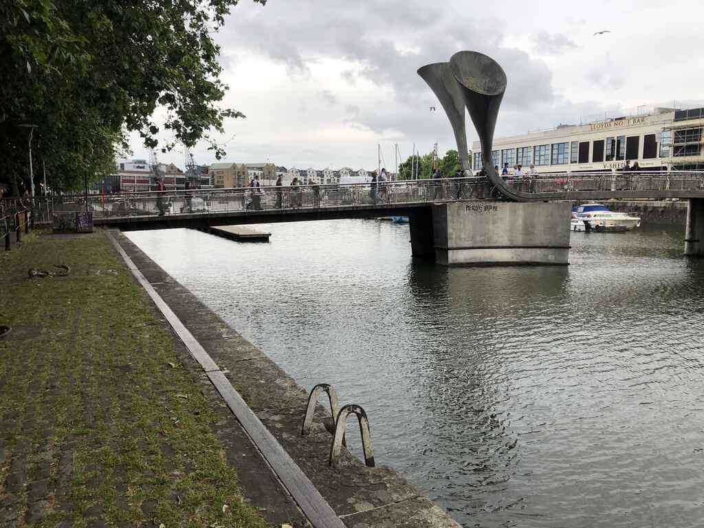 Eine kleine Brücke mit zwei großen metallenen Hornskulpturen in der Mitte