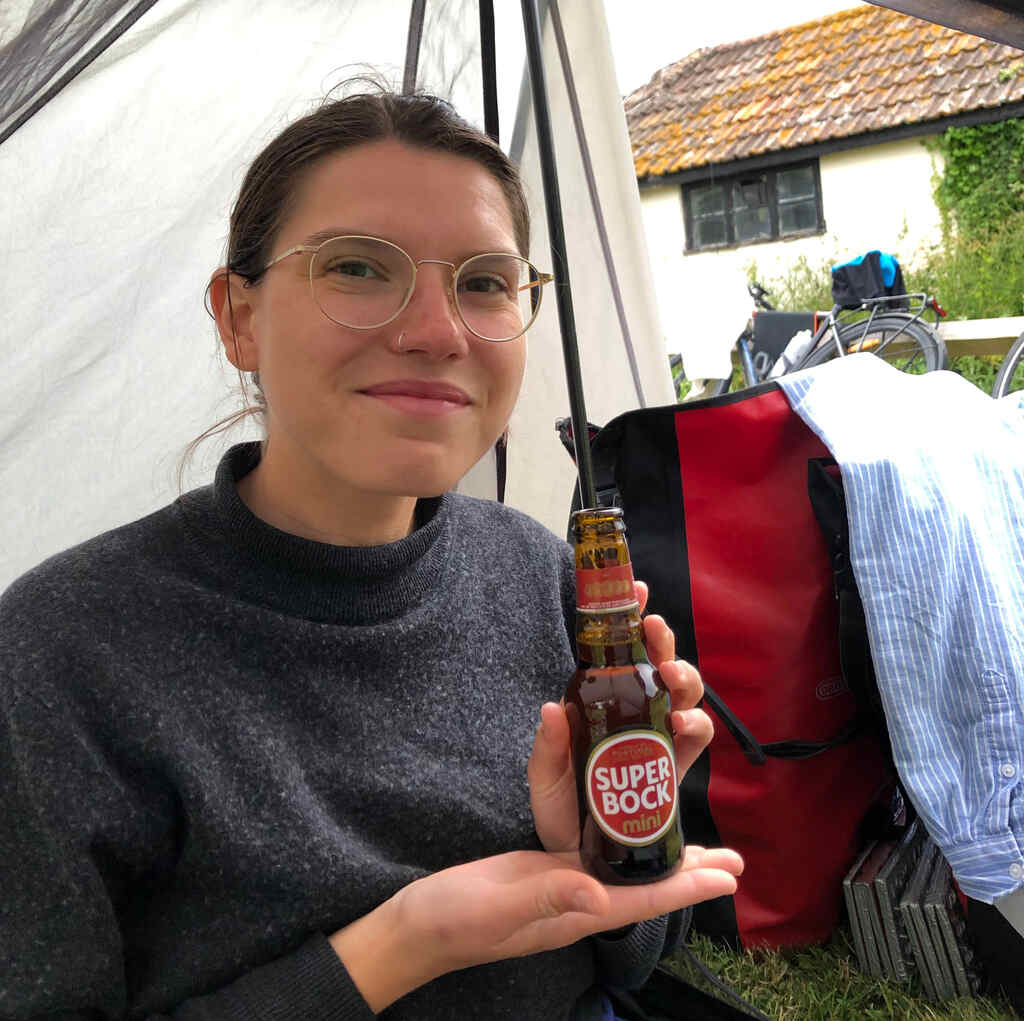 Kathi präsentiert eine Flasche Superbock