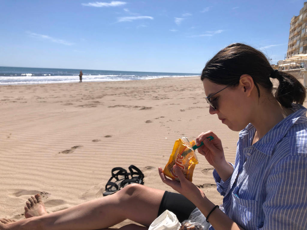 Kathi snackt am Strand