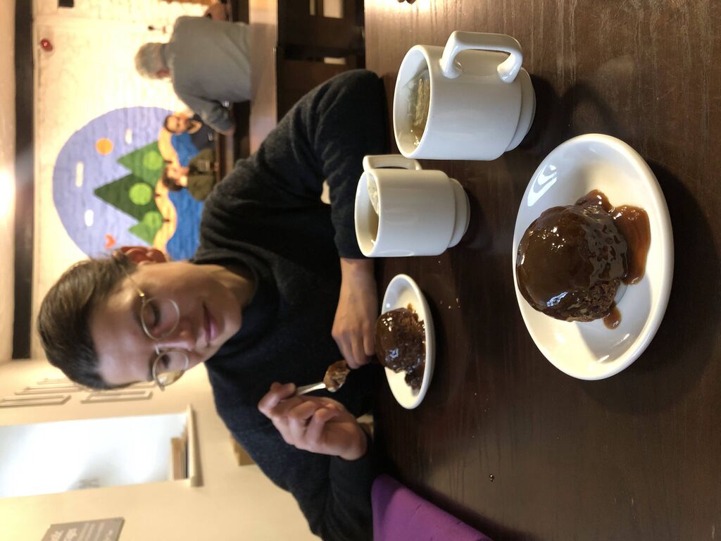 Kathi isst einen Sticky Toffee Pudding