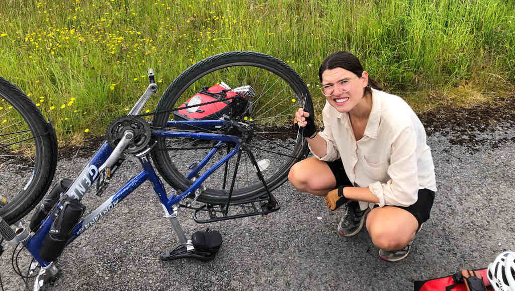 Kathi hält traurig zwei gebrochene Fahrradspeichen