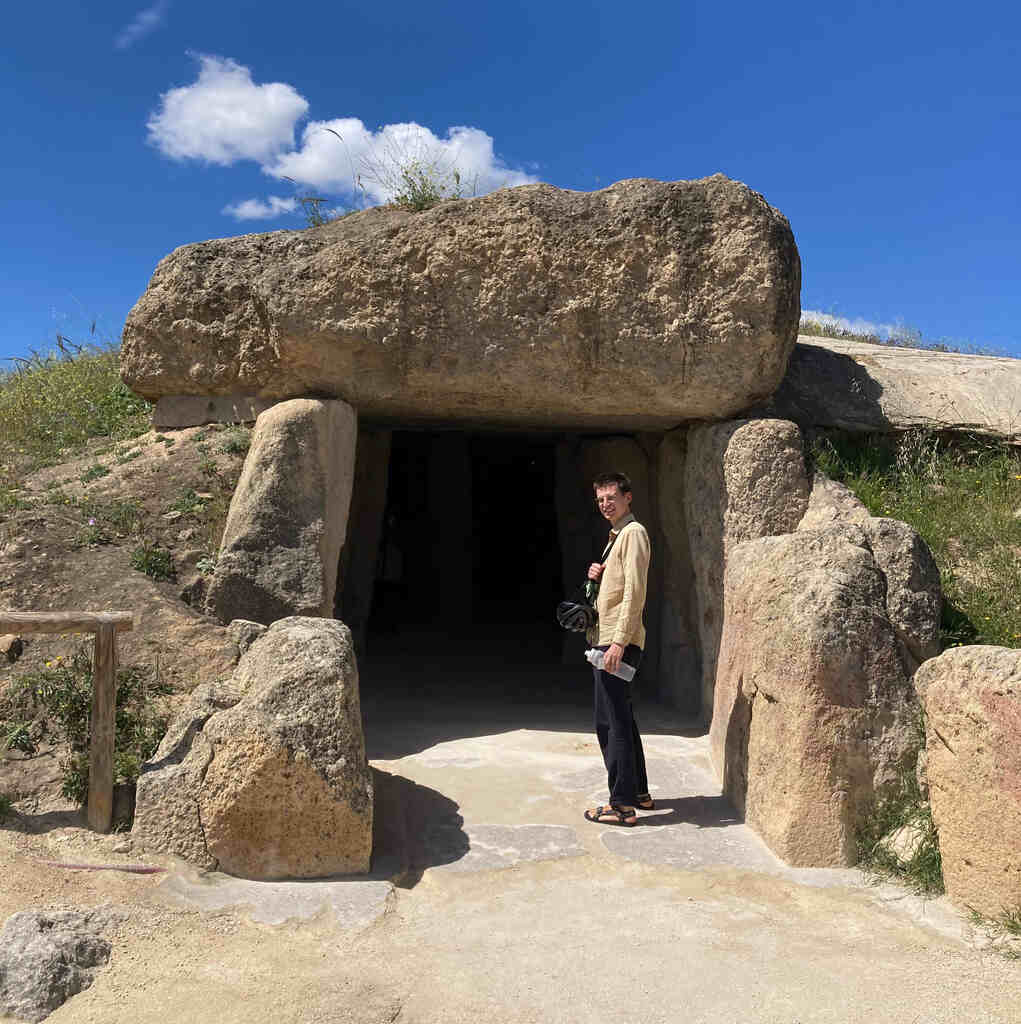 Eli steht am Eingang des Dolmen de Menga