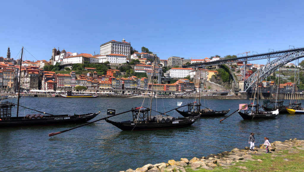 Traditionelle Portweinfähren am Rio Douro