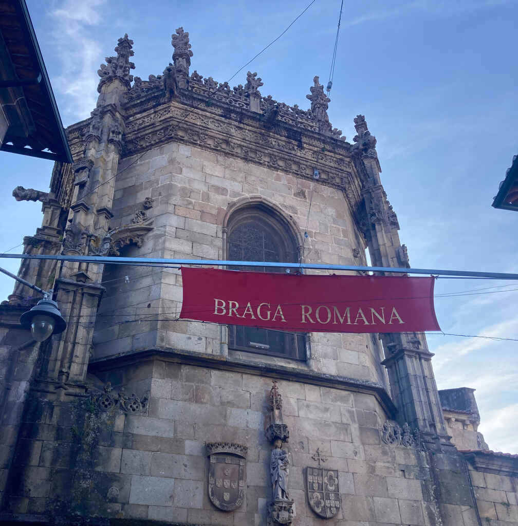 Ein rotes Banner auf dem Braga Romana steht hängt vor der Kathedrale von Braga