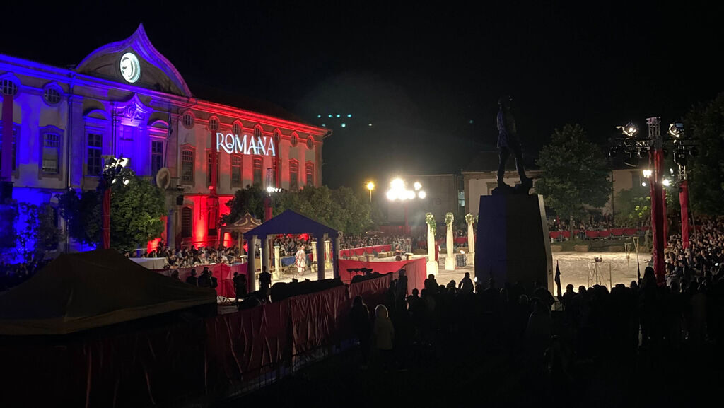 Circus Maximus Inszenierung mit Scheinwerfer und Projektion auf der Praça do Pópulo in Braga