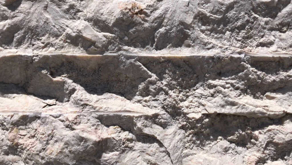 Nahaufnahme einer Mauer aus Lioz Kalkstein