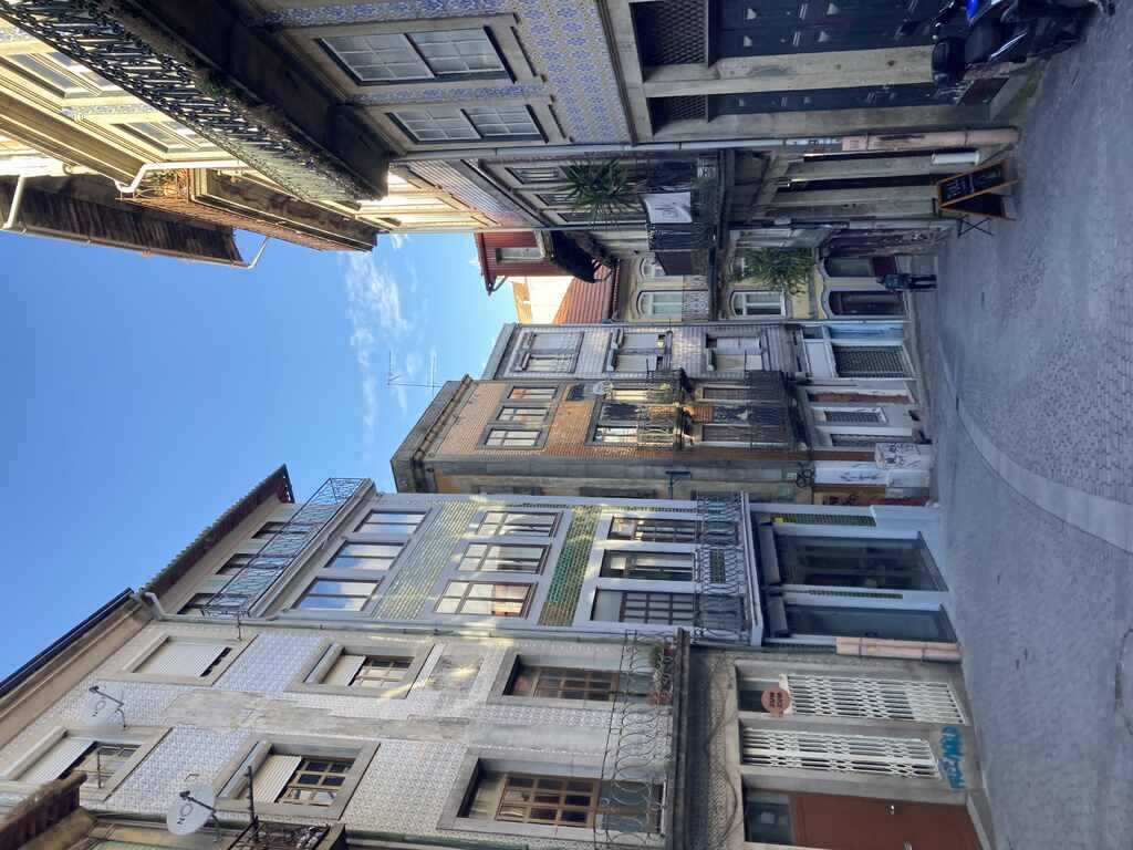 Gasse mit fliesenbekleideten Fassaden in Porto