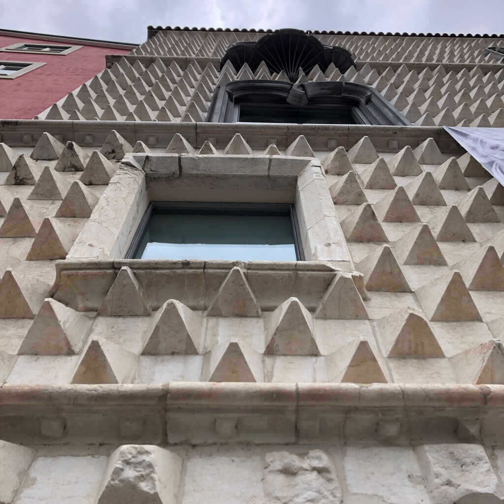 Nahaufnahme der Fassade der Casa dos Bicos