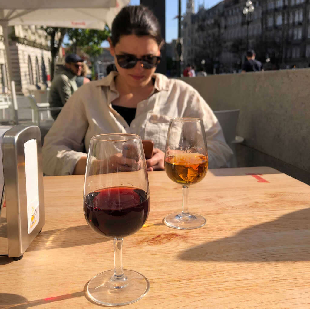 Kathi vor einem Glas roten und weißen Portwein
