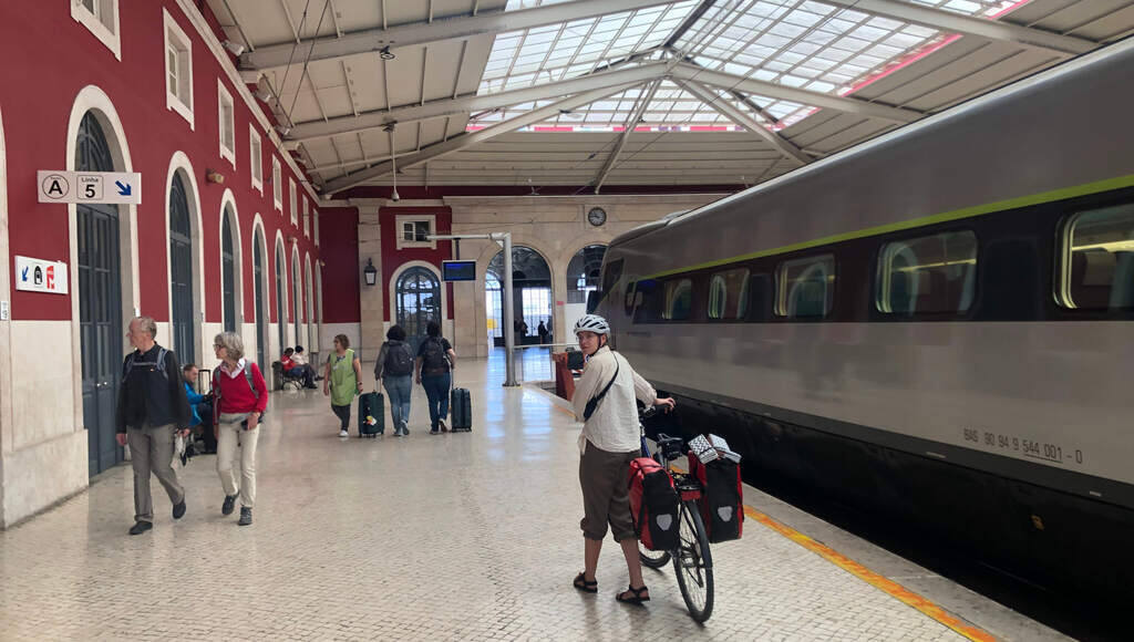 Kathi schiebt ihr Rad durch den Bahnhof von Lisboa zum Zug nach Porto
