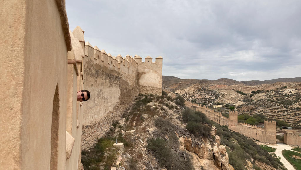 Eli blickt von den Zinnen der Alcazaba von Almería