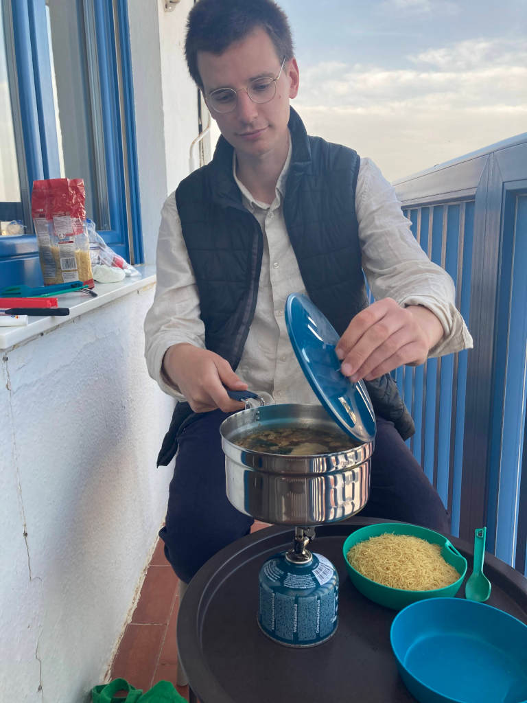 Eli kocht Miso-Suppe am Balkon