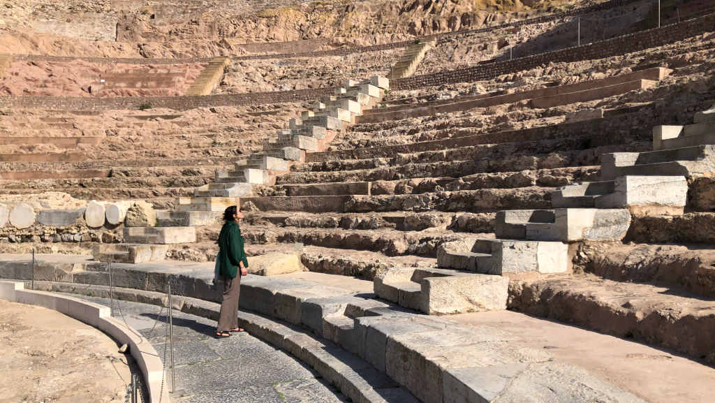 Kathi im römischen Theater von Cartagena